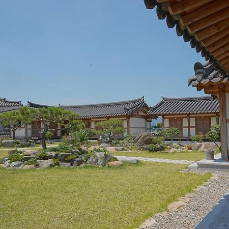 Hanok 1St Street Villa Gyeongju Buitenkant foto