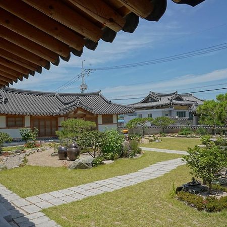 Hanok 1St Street Villa Gyeongju Buitenkant foto